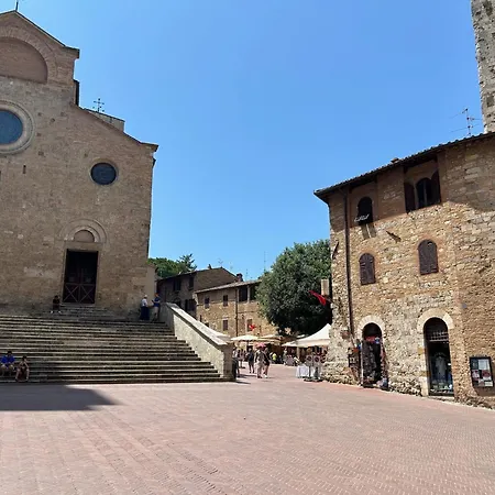 Casa Martina, Piazza Delle Erbe, San Gimignano